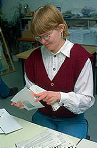 Junge Frau beim Lesen eines Briefes