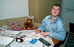 M�dchen am Tisch sitzend und schreibt